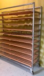 Réfrigérateur à pain en acier inoxydable avec étagères en bois